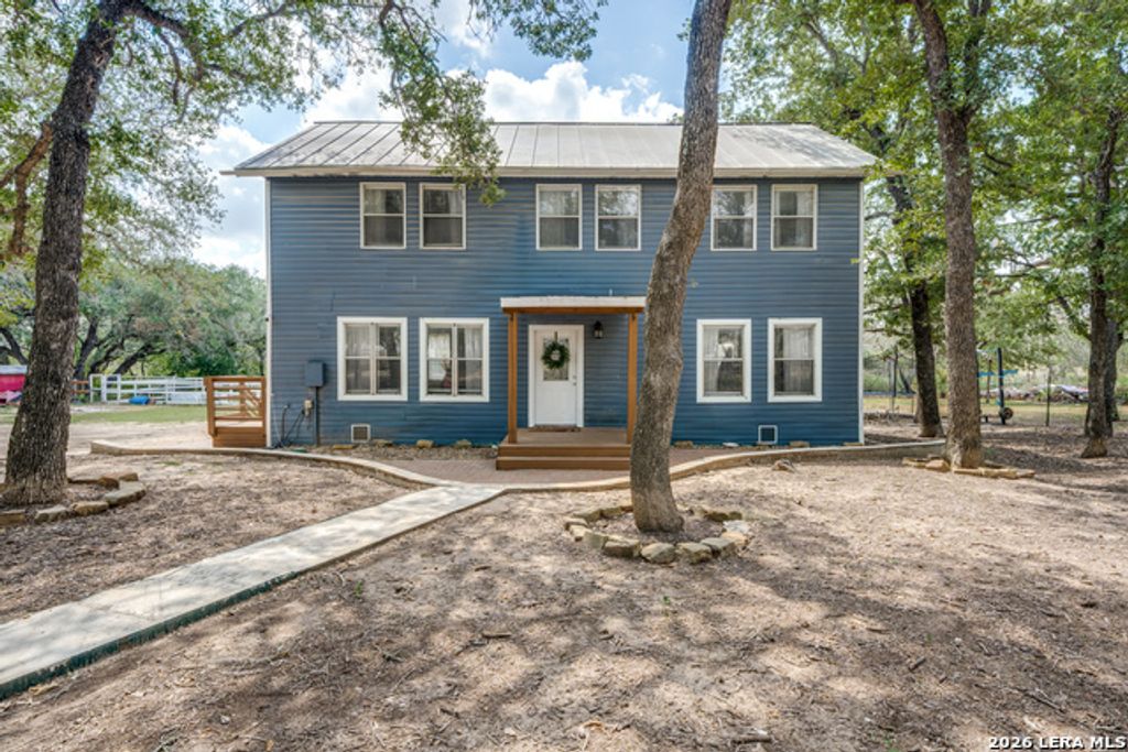 227 Shady Oaks Dr, Floresville