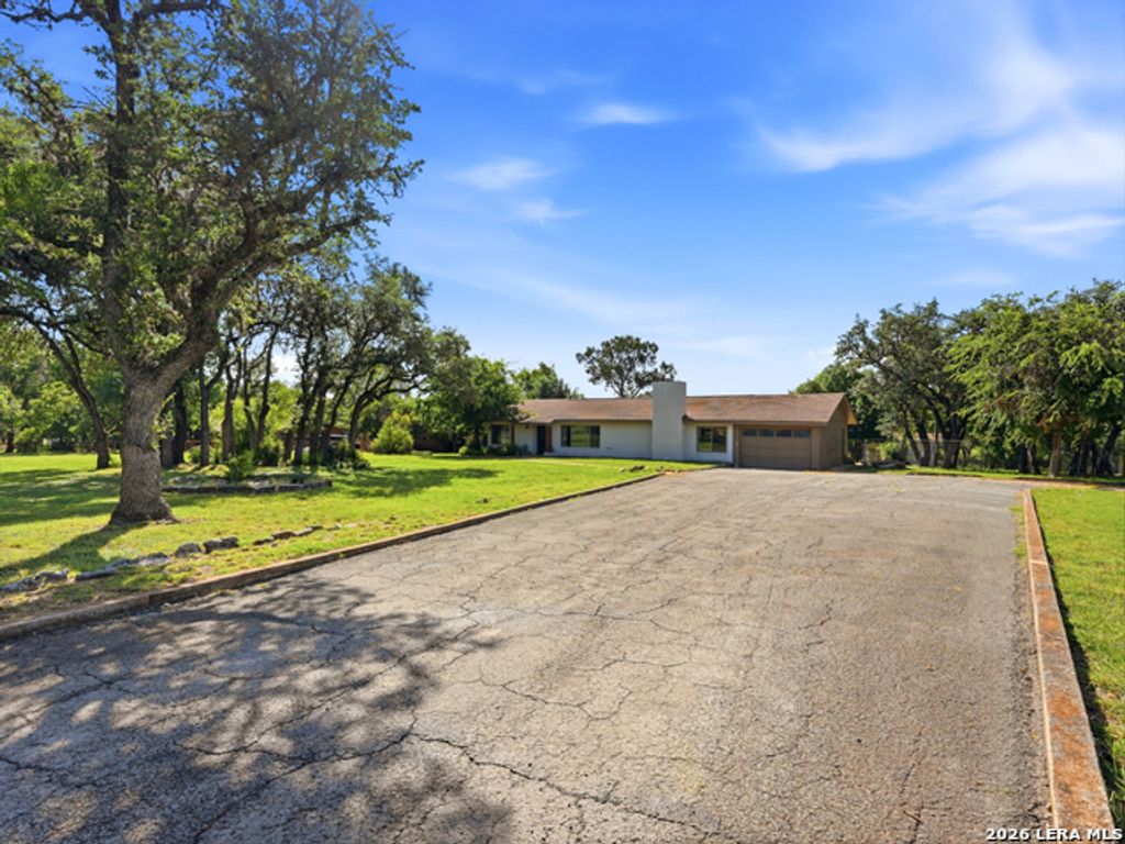 136 Royal Oaks Loop, Kerrville