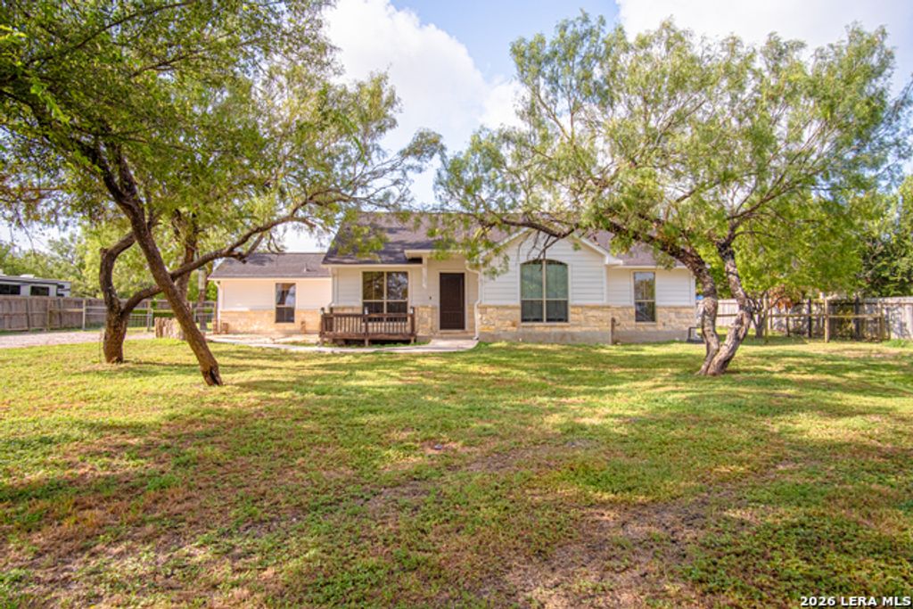915 County Road 3822, San Antonio