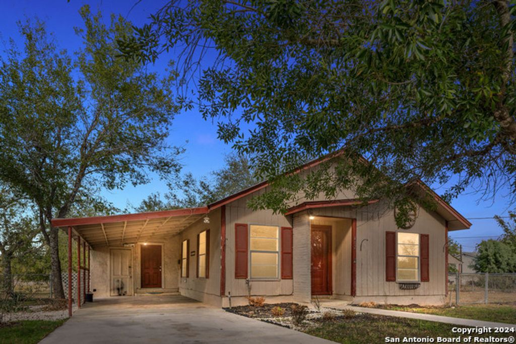 412 W Coker, Devine