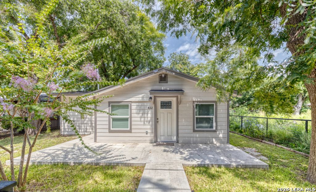 422 Apolonio St., Uvalde