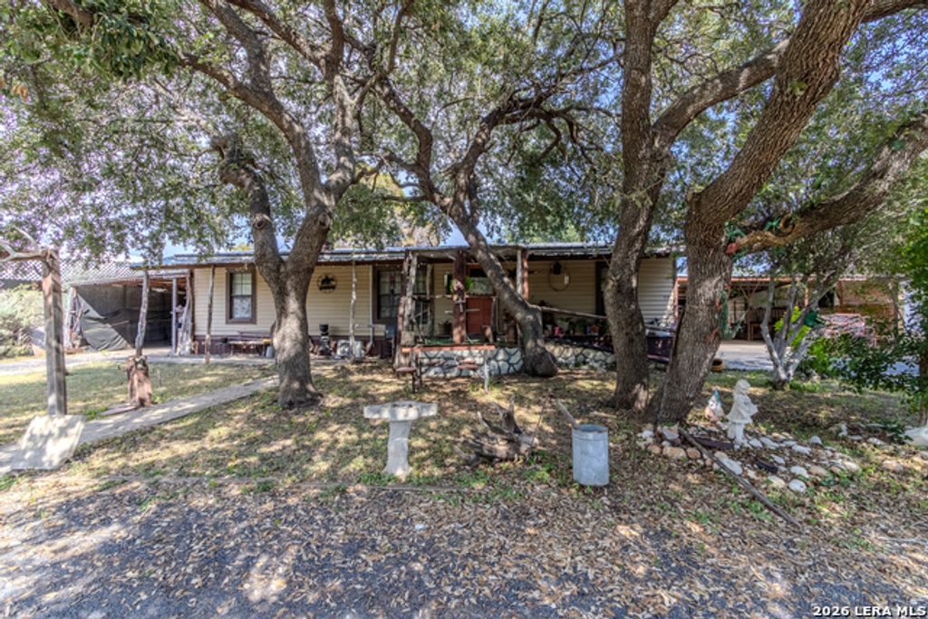 88 Walnut St, Brackettville