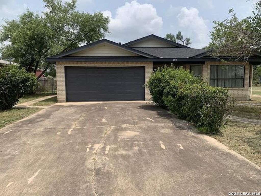 508 Crouch Ave, Devine