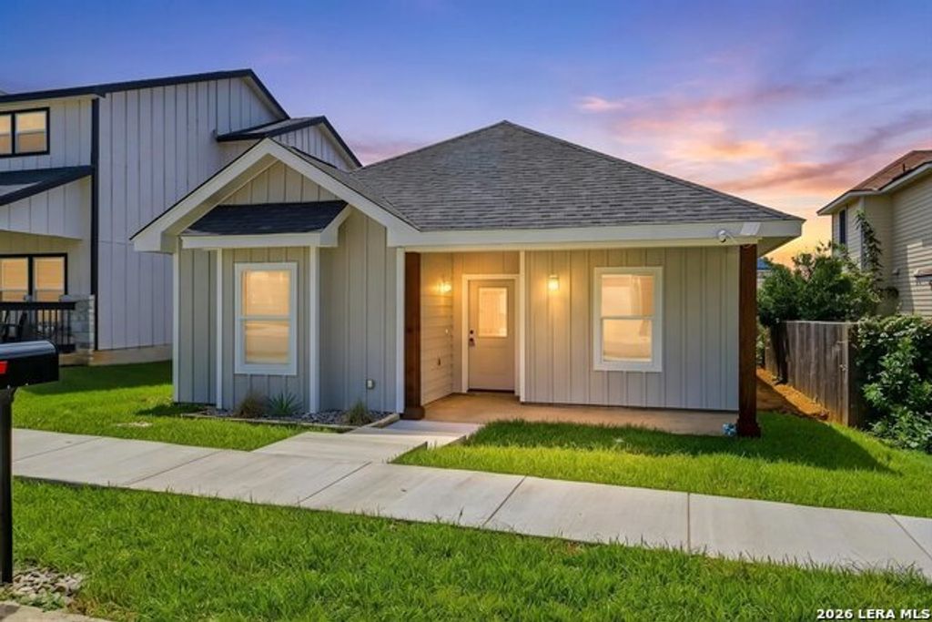 133 Lark Hill Rd, Floresville