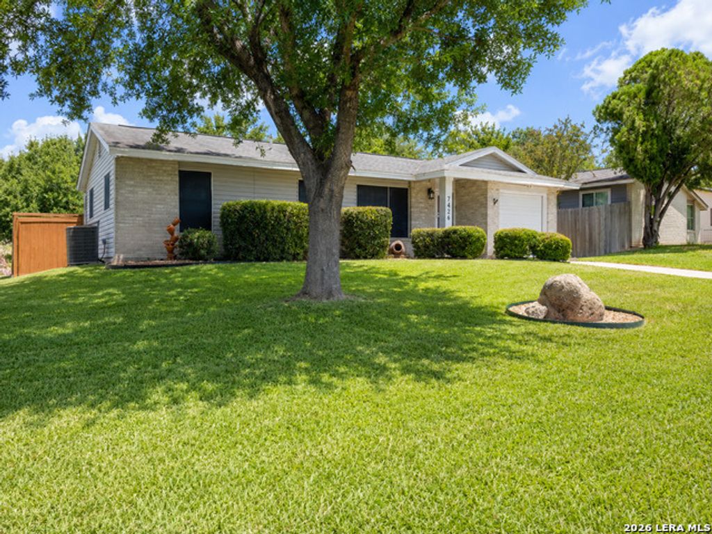 7426 Mountain Oak Trl, Live Oak