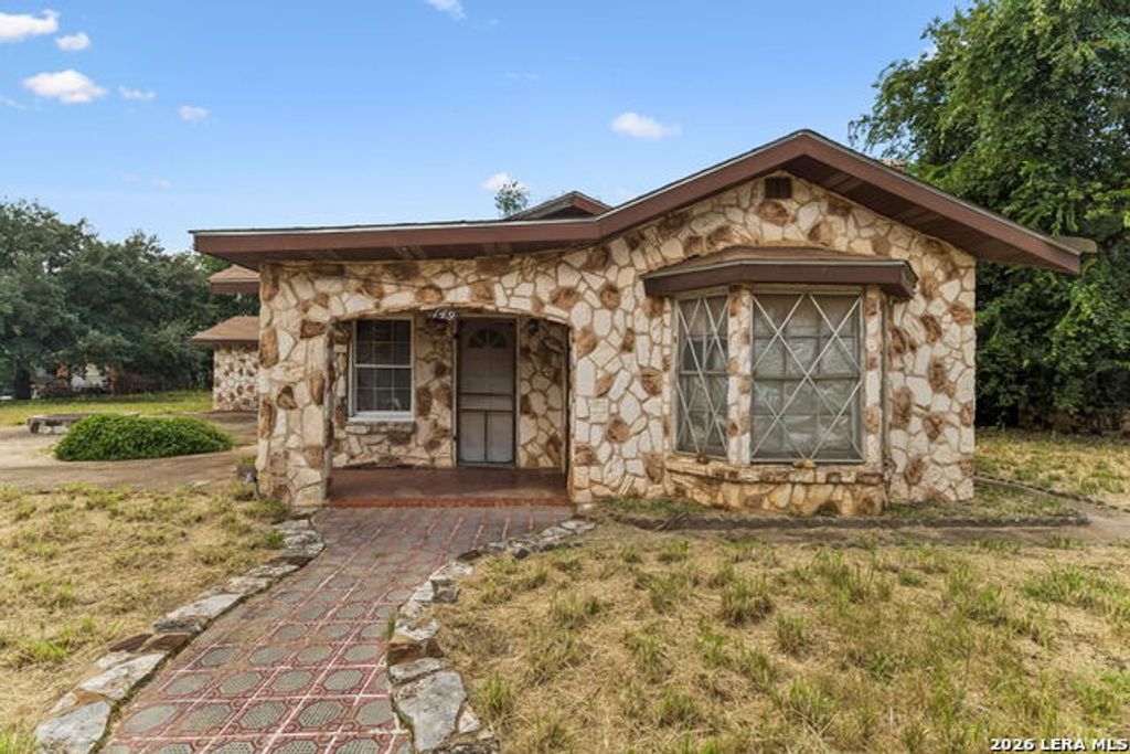 149 S Woodlawn St, Pearsall