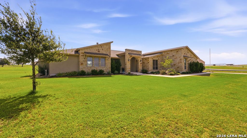 263 Triple R Dr, La Vernia