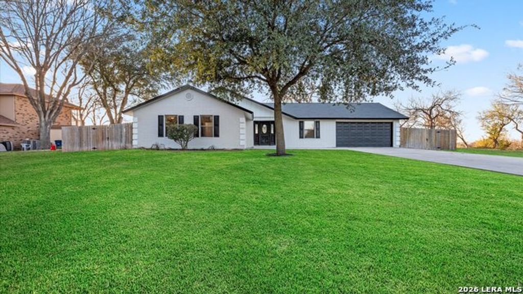 300 Ridge Crest Dr, Seguin
