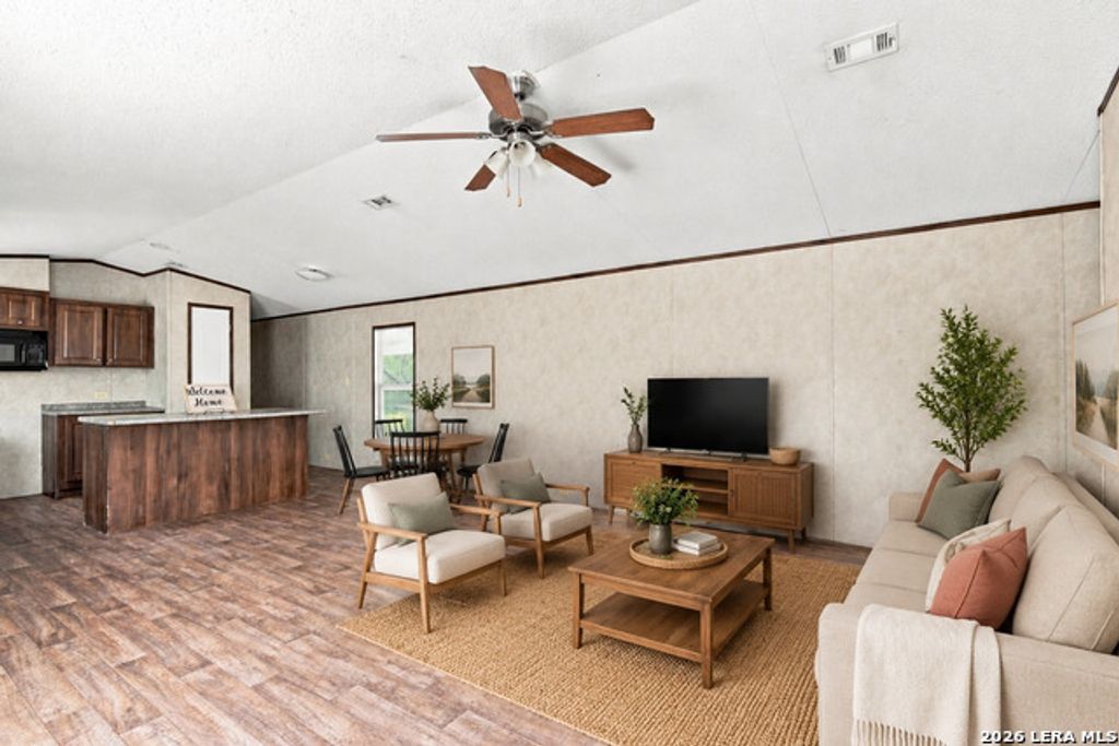 138 County Road 2666, Devine