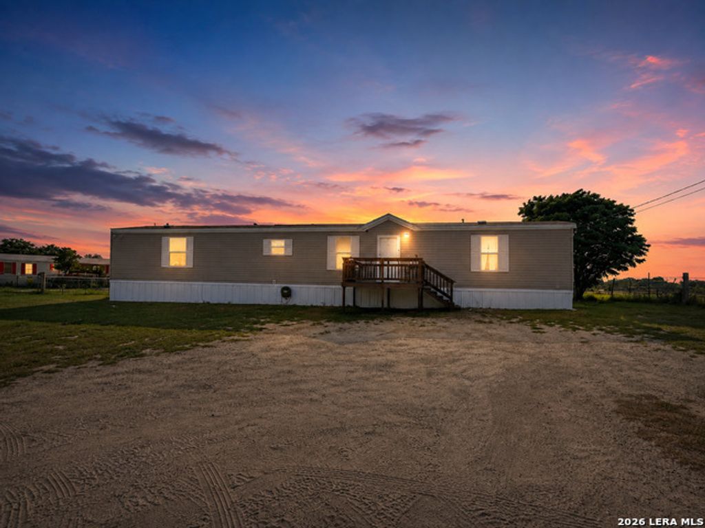 4814 Young Oak, Elmendorf