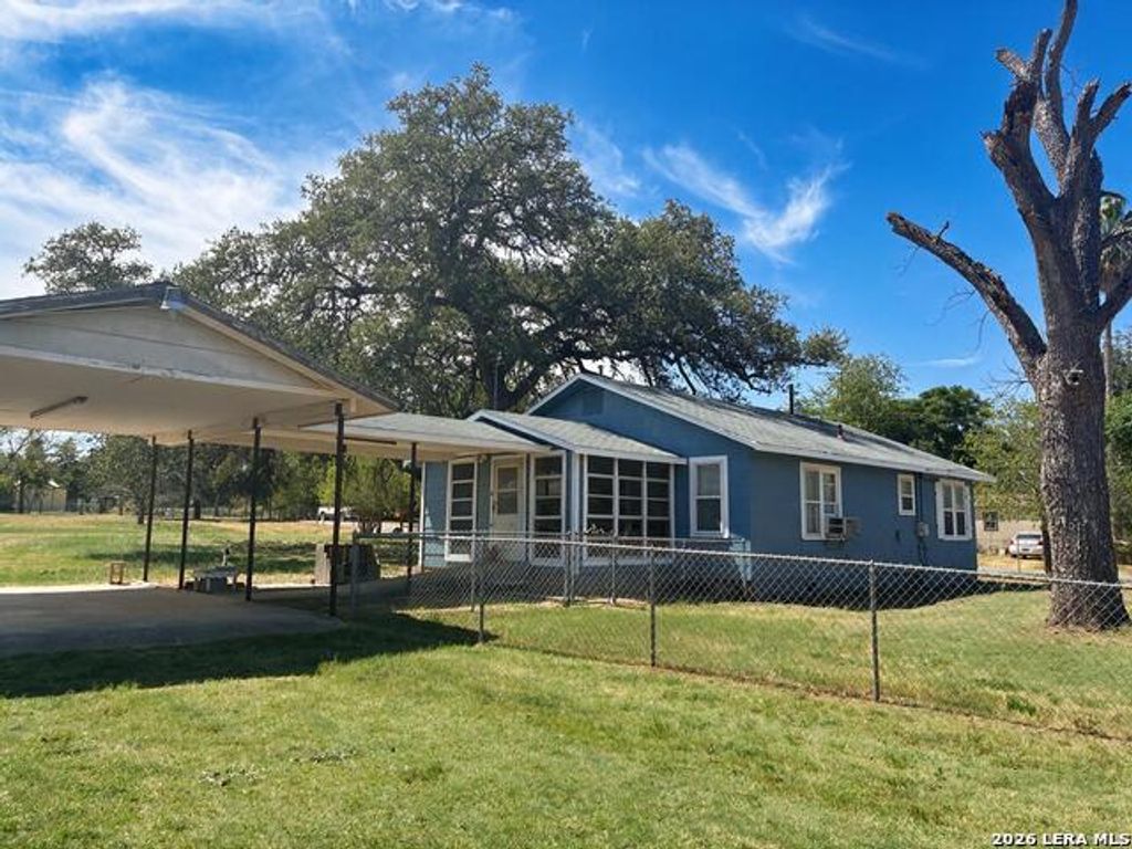 529 Avenue E, Poteet