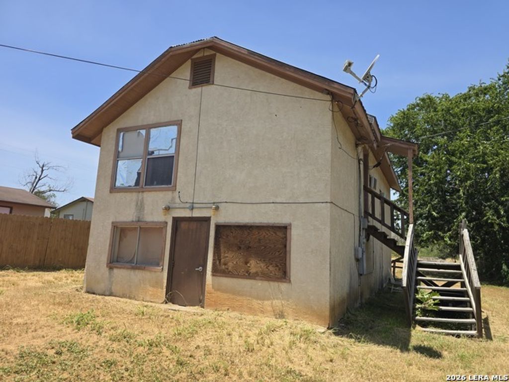 605 E, Floresville