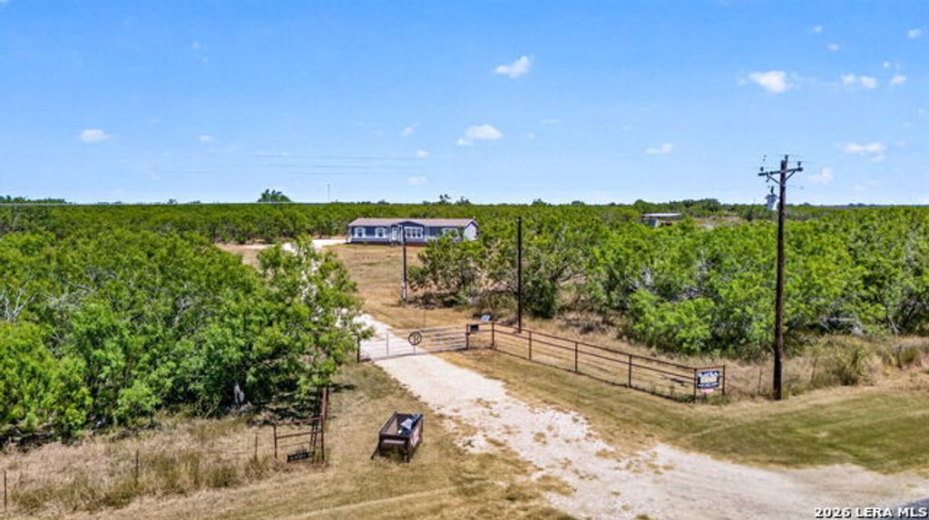 3660 Bluntzer Rd, Jourdanton