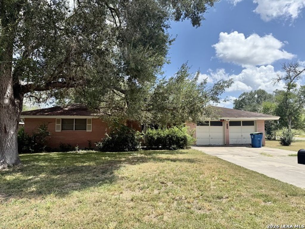 900 E Huntington, Beeville