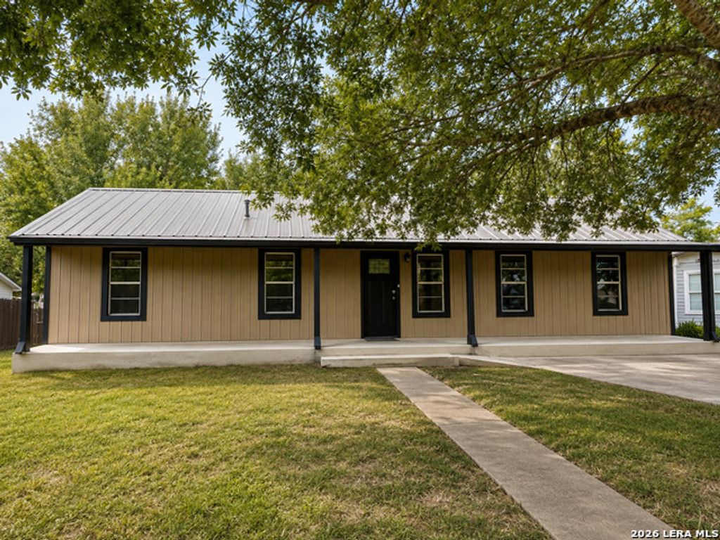 959 E Ireland St, Seguin