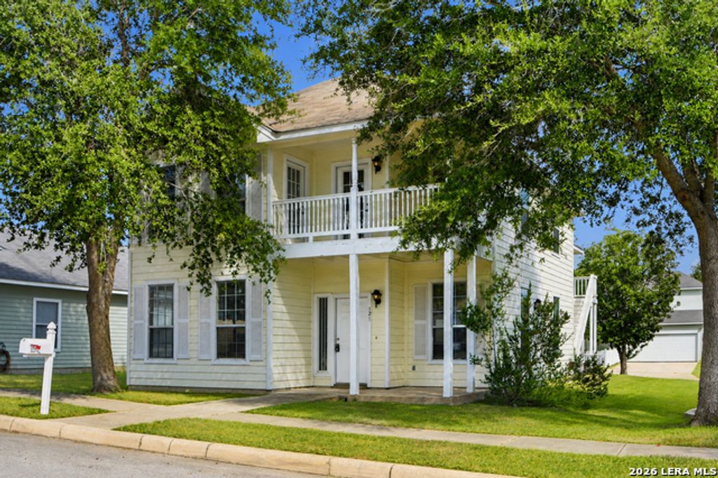 121 Lark Hill, Floresville