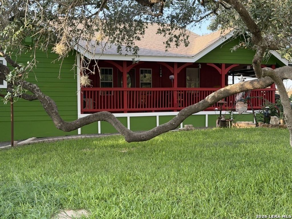 2366 Royal Oaks, Poteet