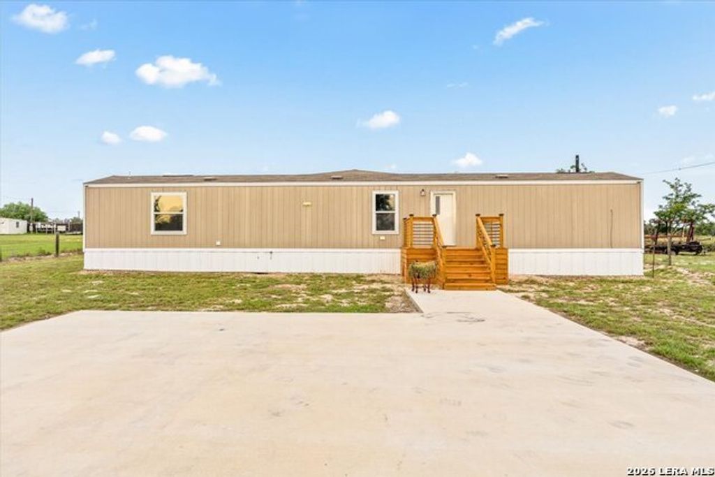 122 Amber Ln, Poteet