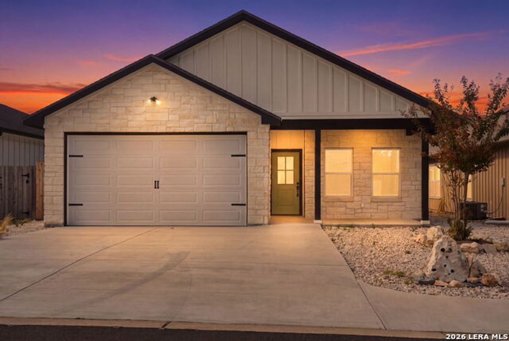 1012 Creswell Ln, Kerrville
