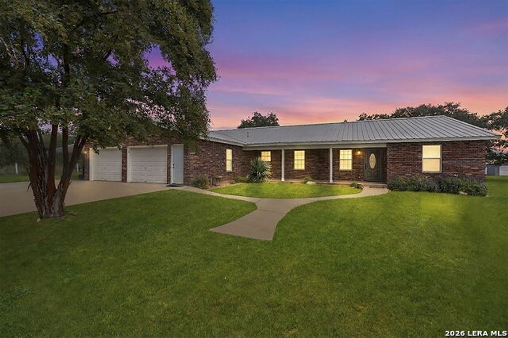 172 Meadow Lake Dr, Seguin