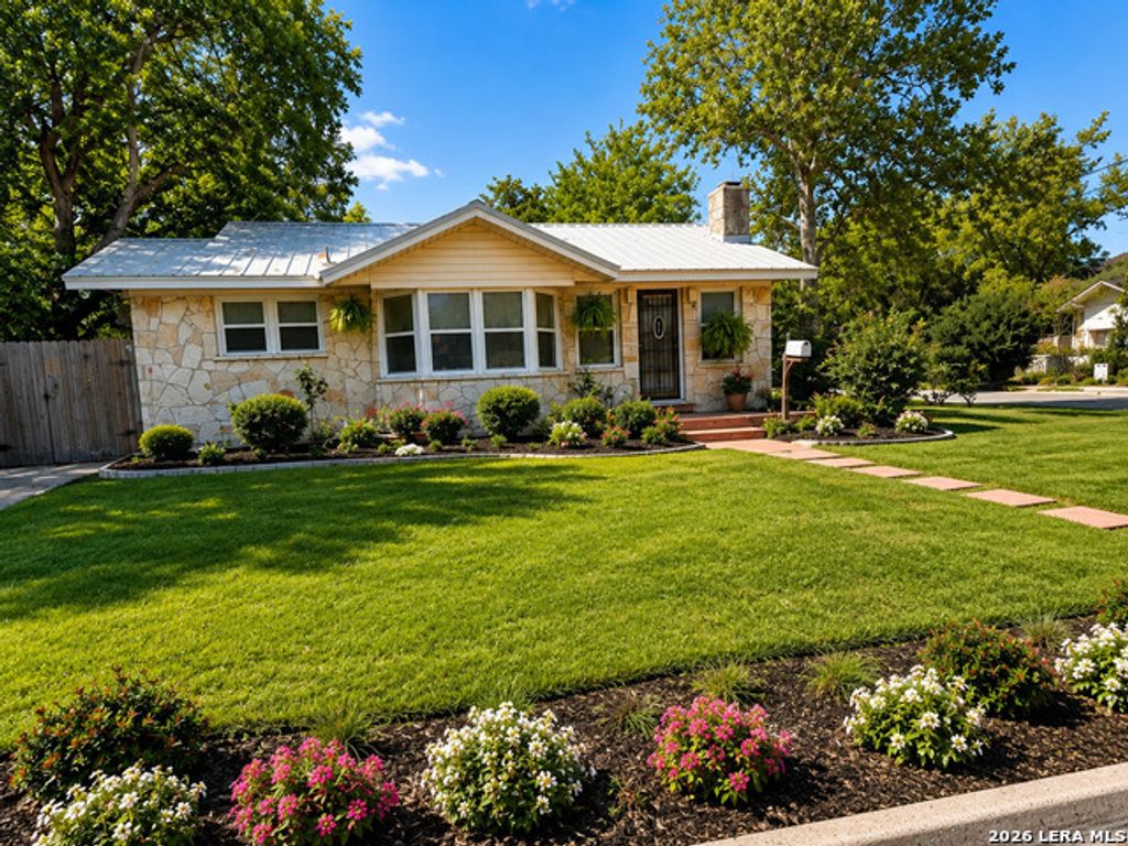 401 E Weinert St, Seguin