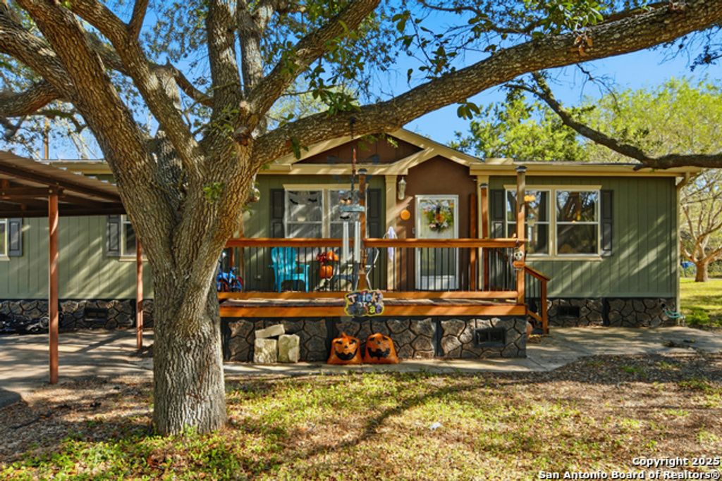 102 County Road 479, Castroville