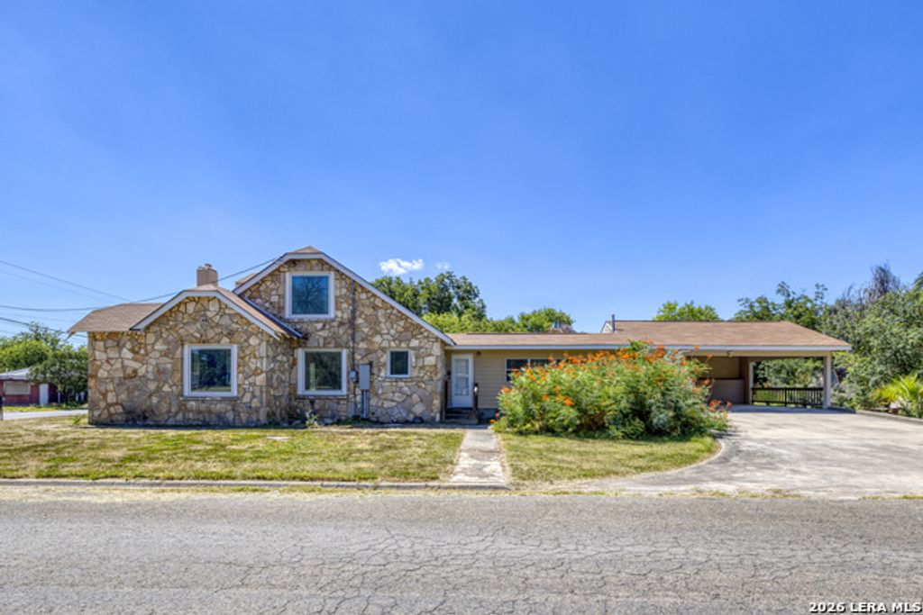 1229 N Park, Uvalde
