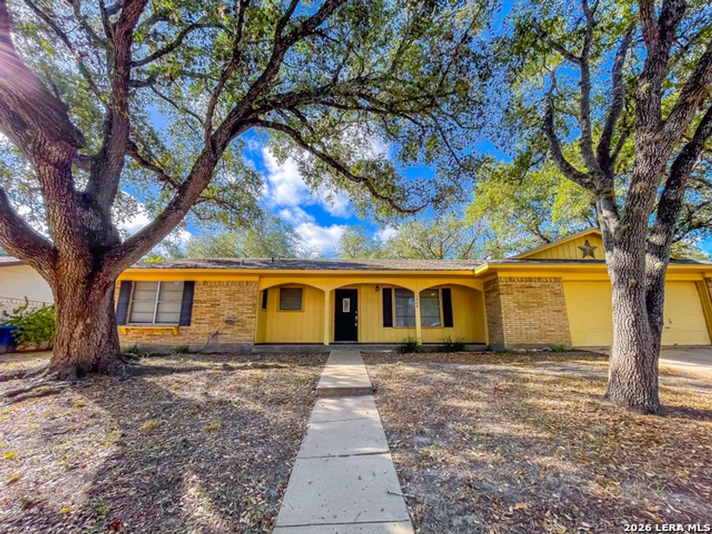 1404 E Inez St, Beeville