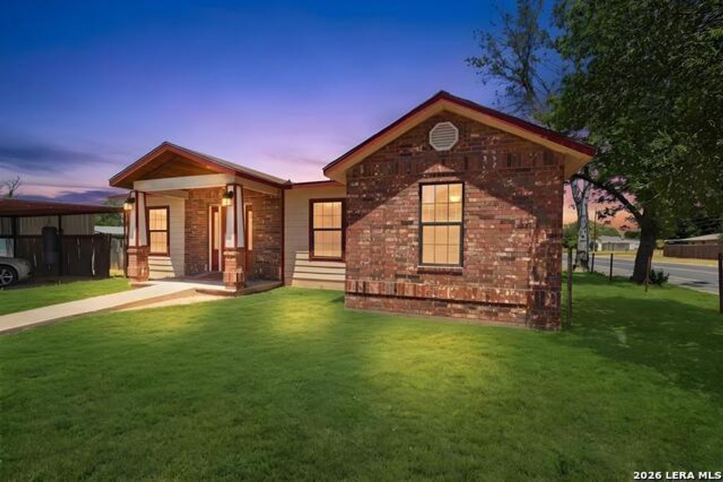 821 S E Colorado St, Pearsall