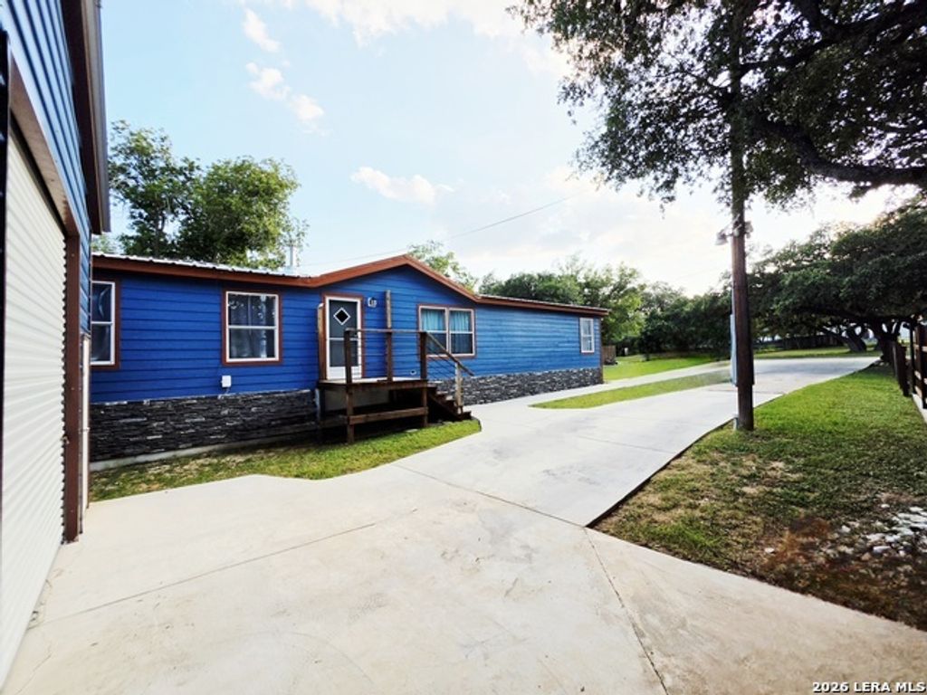 135 Lakeshore Dr S, Bandera