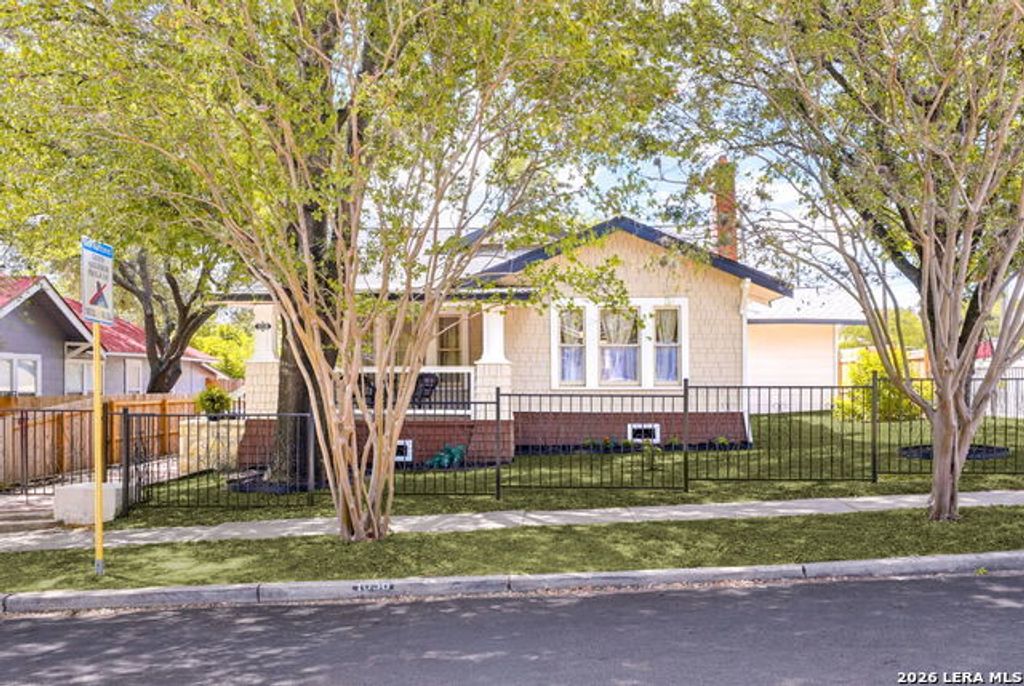 1036 W Russell Pl, San Antonio