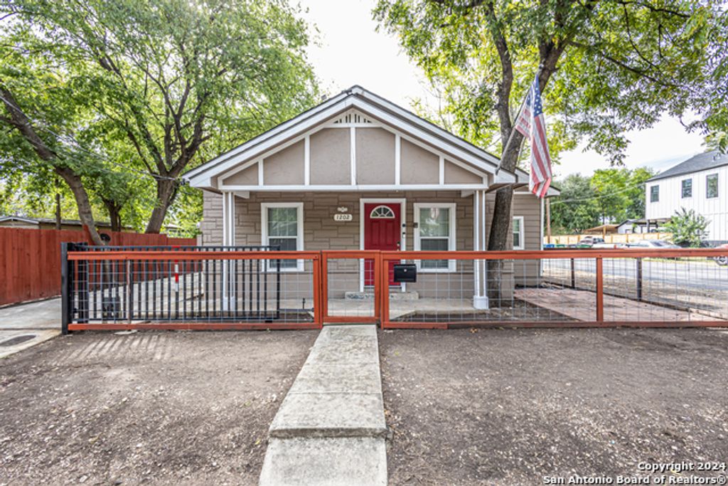 1202 N Center, San Antonio