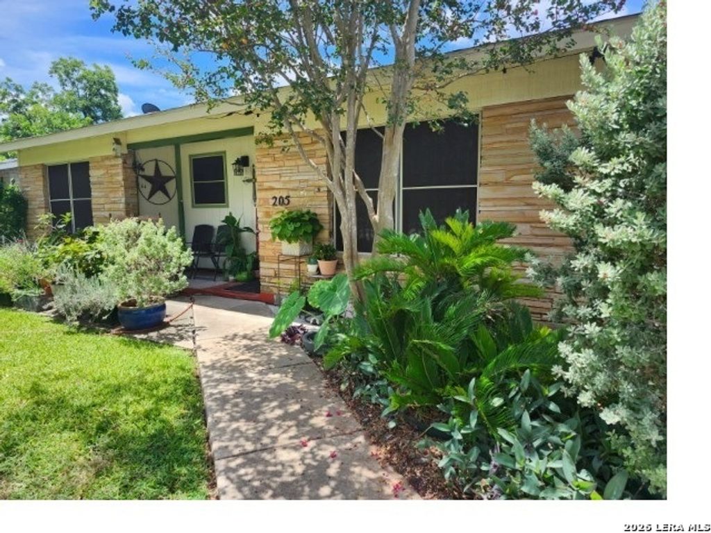 205 Trudy Ln, Universal City