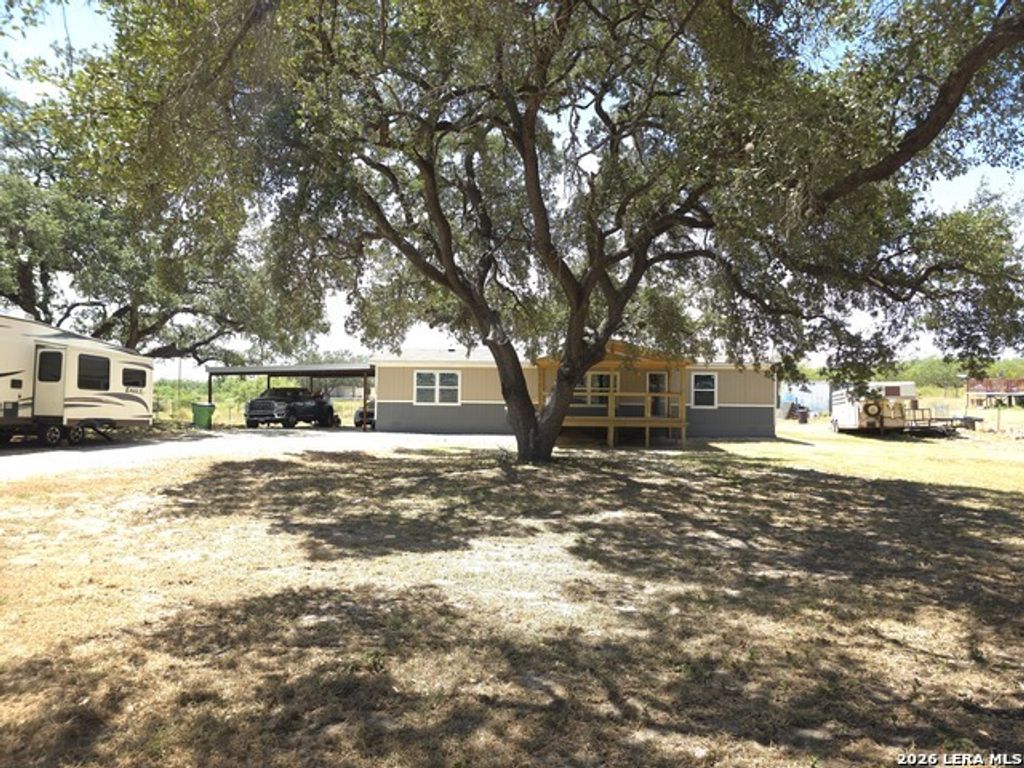 700 Avery Cir, Poteet