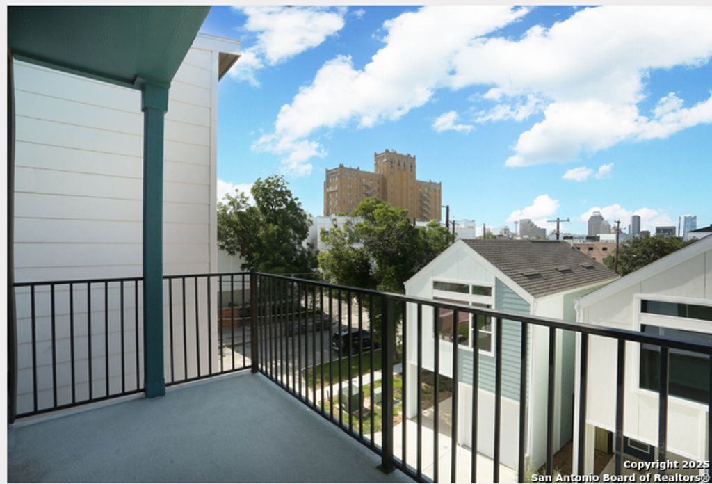 310 W Evergreen St #115, San Antonio
