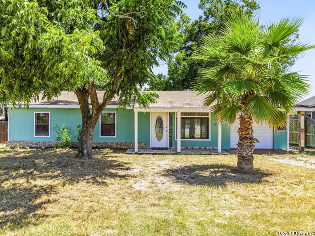 706 4th. St., Floresville