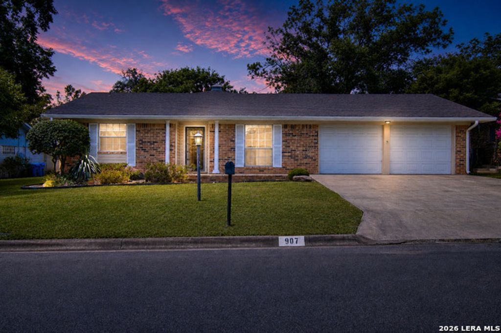 907 Lake Dr, Kerrville