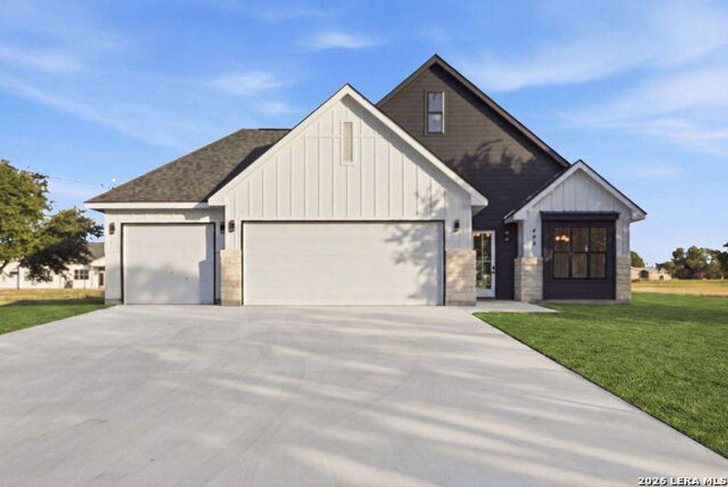 486 Wood View Cir, Bandera