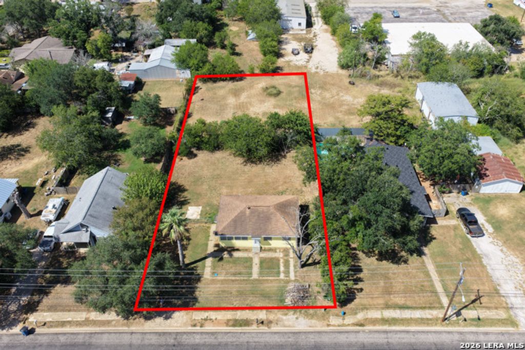 925 4th St, Floresville