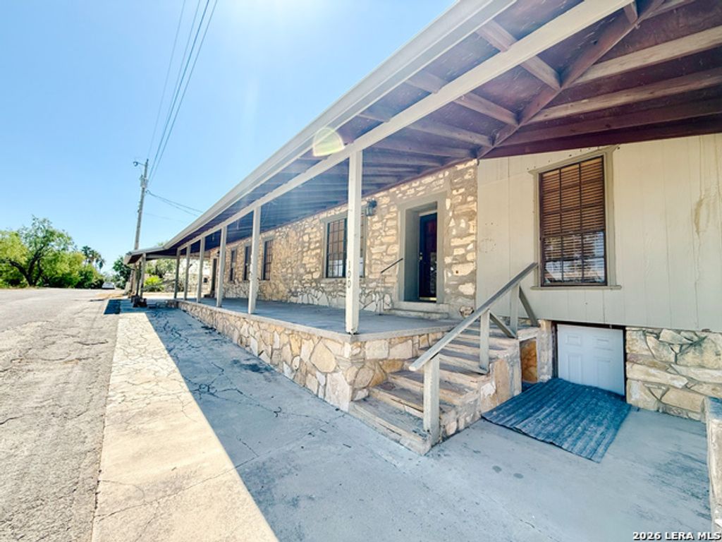 32 Baylor, Brackettville