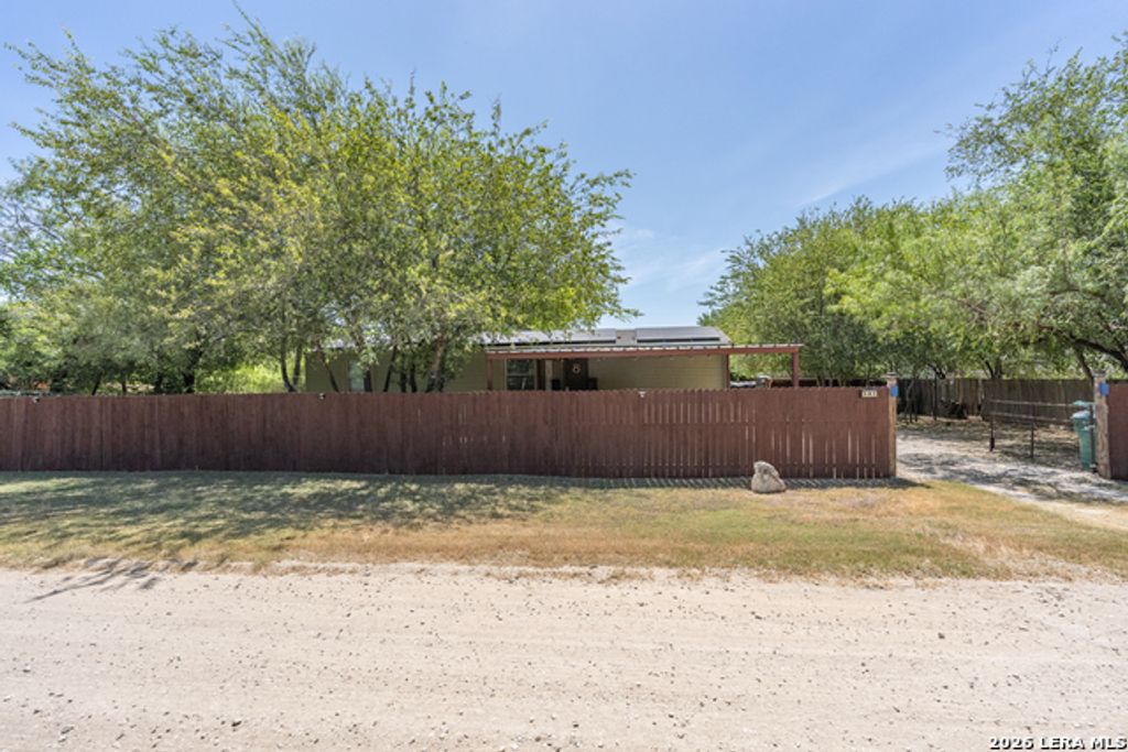 181 County Road 6842, Lytle
