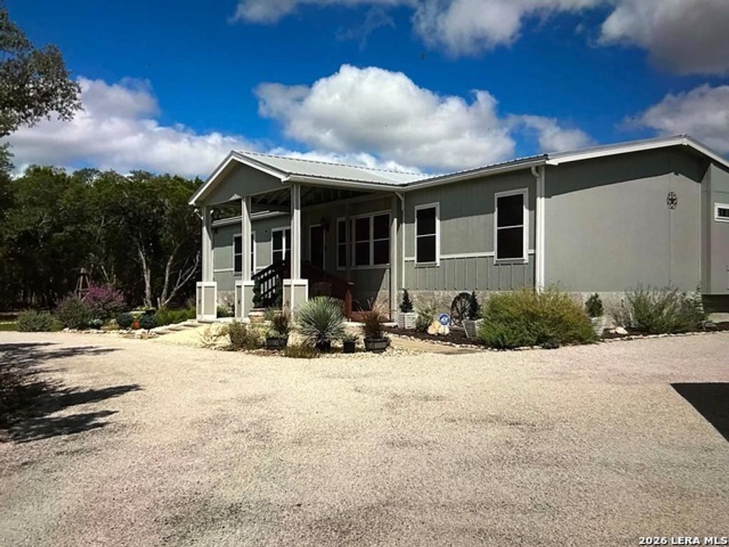 870 Spur Rd, Lakehills