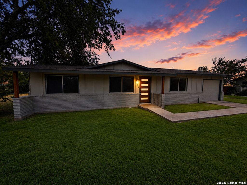 254 Flintstone Ln, Universal City