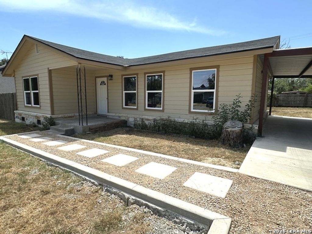 907 Dove Ave., Devine