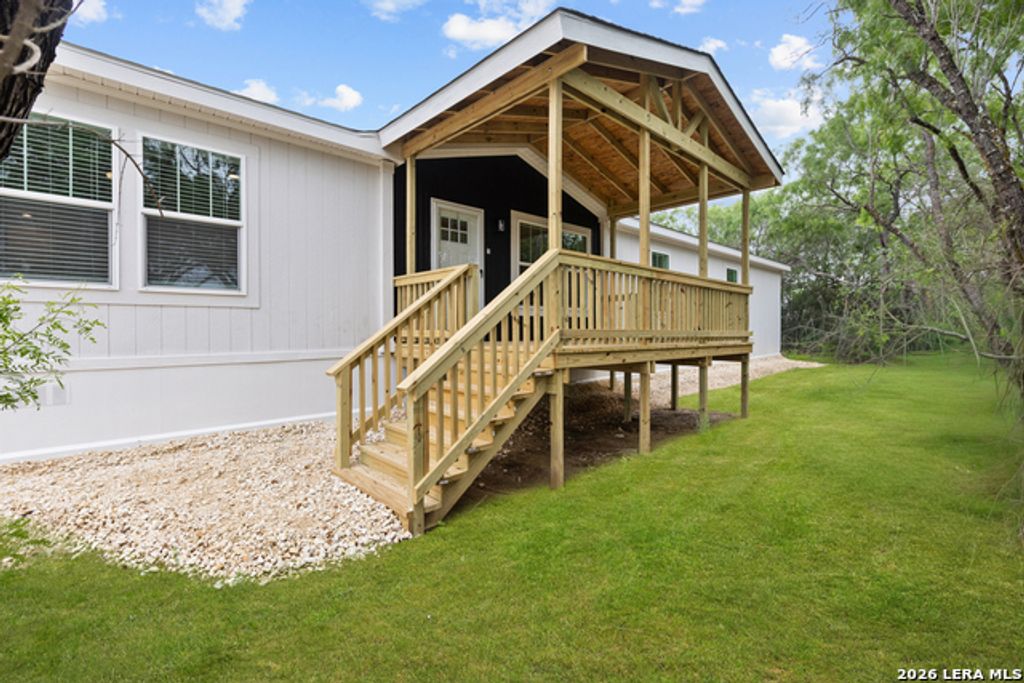697 County Road 664, Devine