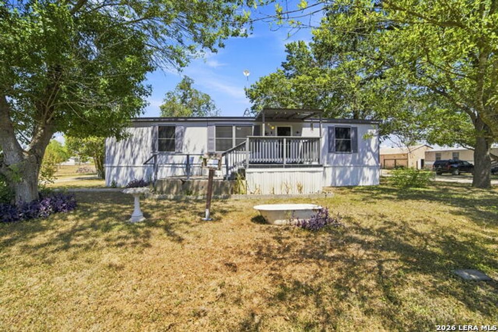 207 River Ln, La Vernia