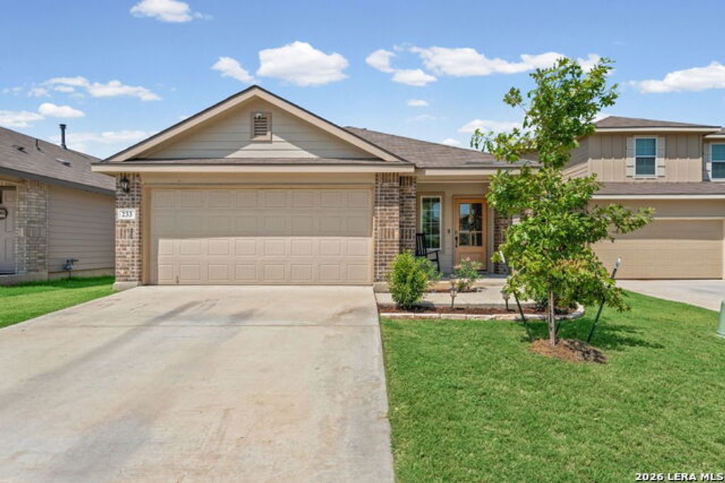 233 Legendary Trail Loop, Floresville