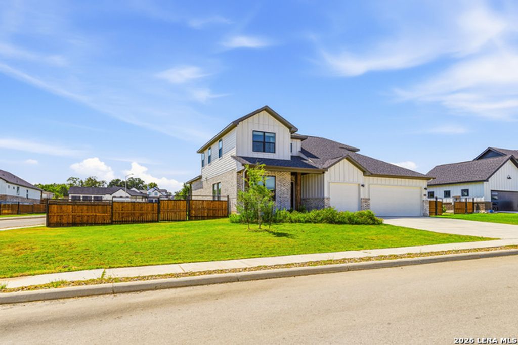 145 W Magnolia Cir, La Vernia
