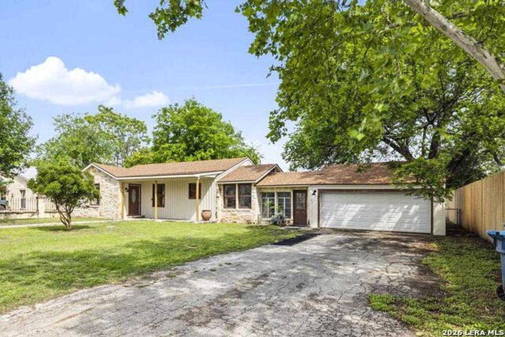 111 N Lewis Ave, Kerrville