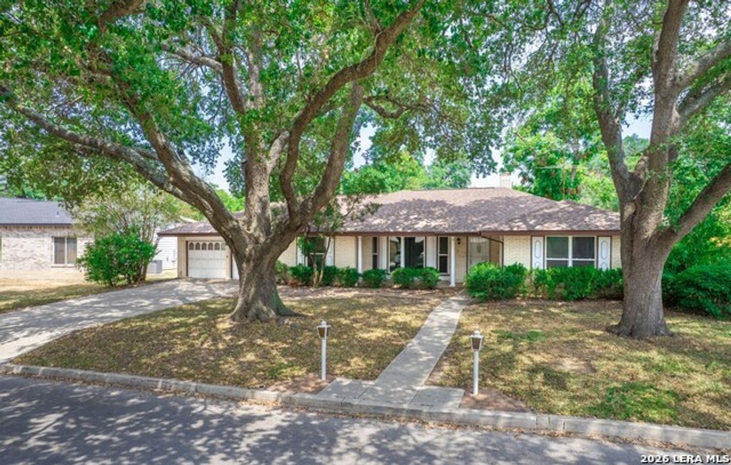 621 Balfour Dr, Windcrest